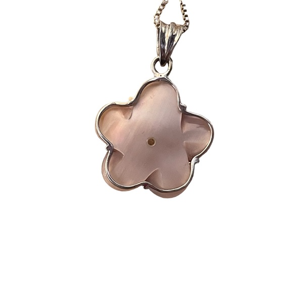 Mother Of Pearl Flower Pendant Diamond Center with 925 Sterling Silver Chain - Picture 4 of 6